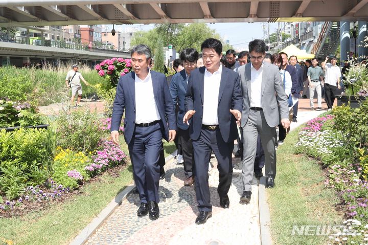 [서울=뉴시스]박준희 관악구청장이 별빛내린천 수변인프라를 둘러보고 있다.