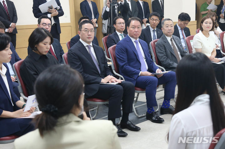 [서울=뉴시스]최태원 대한상의 회장, 구광모 LG 그룹 회장, 박정원 두산 회장이 ‘간병돌봄 현황과 지원 필요성’에 대해 설명을 듣고 있다. (사진=대한상의 제공) 2024.05.03. photo@newsis.com