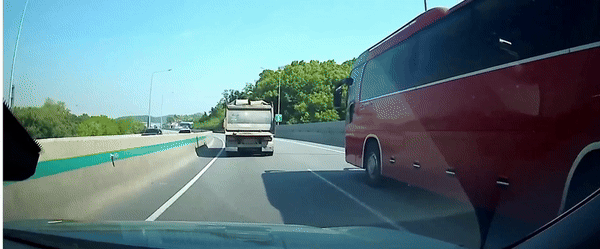 [서울=뉴시스] 도로에서 자신의 차량에 돌을 투척하고 사라진 트럭 운전자를 찾고 싶다는 대학생의 사연이 공개됐다. (사진= 온라인 커뮤니티 보배드림 캡처) *재판매 및 DB 금지