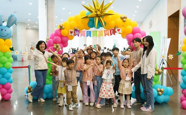 [서울=뉴시스] 한국토지주택공사(LH)가 3일 경남 진주 LH 본사에서 연 'LH에서 행복을 만나다!' 문화행사에서 아이들과 관계자들이 기념촬영을 하고 있다. (사진=LH 제공) 2024.05.03. photo@newsis.com *재판매 및 DB 금지