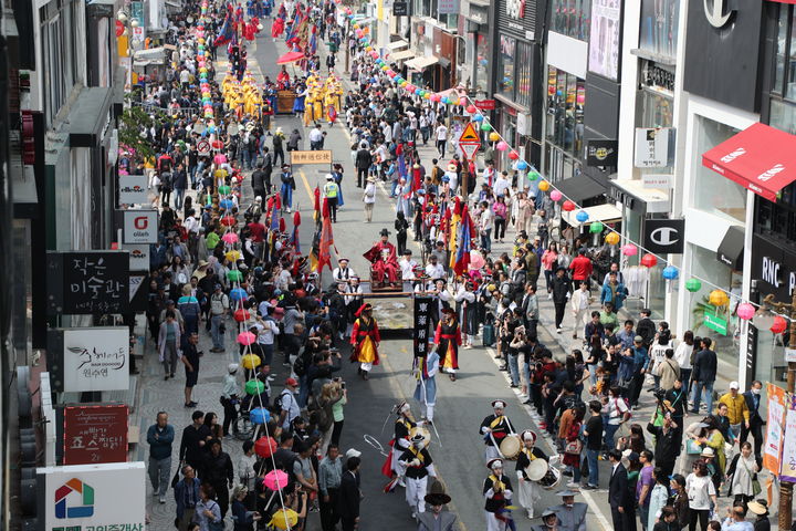 [부산=뉴시스] 2019 조선통신사 행렬 재현 (사진=부산 중구 제공) 2024.05.03. photo@newsis.com *재판매 및 DB 금지