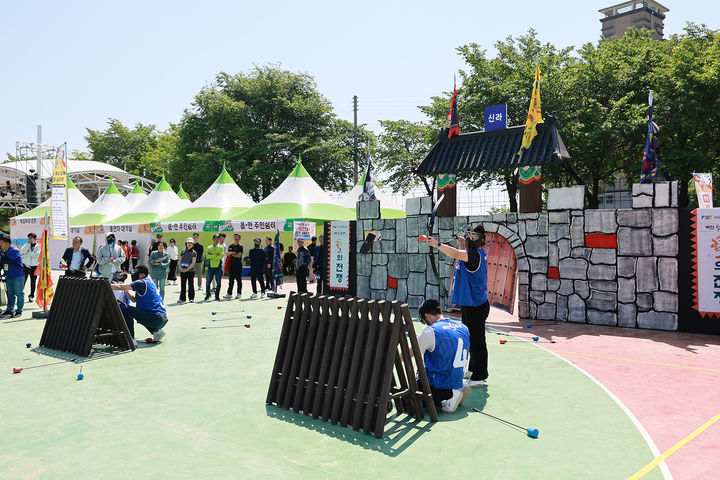 '예천활축제'가 개막된 경북 예천군 한천체육공원 행사장에서 '활공성전-활의 전쟁'이 펼쳐지고 있다. (사진=예천군 제공)  *재판매 및 DB 금지