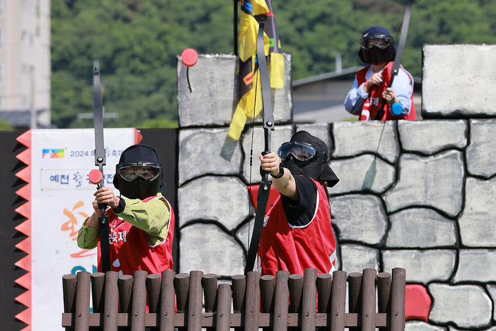 '예천활축제'가 개막된 경북 예천군 한천체육공원 행사장에서 '활공성전-활의 전쟁'이 펼쳐지고 있다. (사진=예천군 제공)  *재판매 및 DB 금지