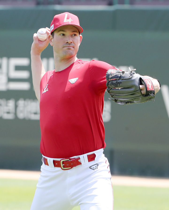 SSG 랜더스의 새로운 외국인 투수 드류 앤더슨이 지난 3일 인천 SSG랜더스필드에서 가볍게 몸을 풀고 있다. 2024.05.03. (사진=SSG 제공) *재판매 및 DB 금지