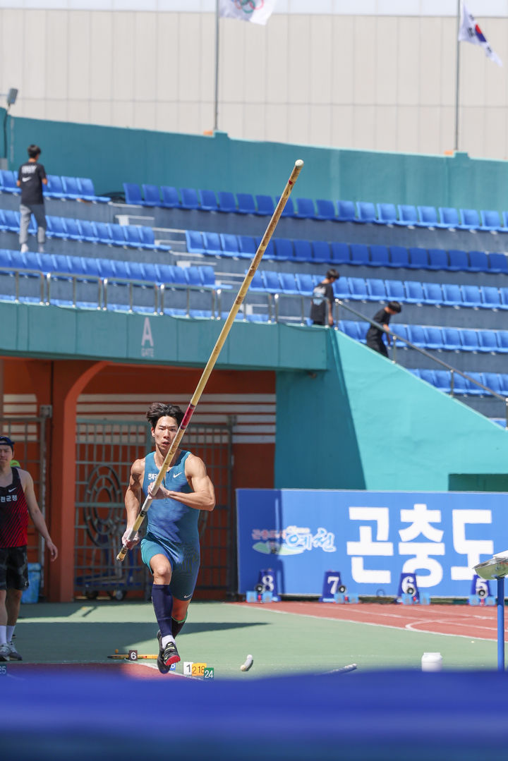 [서울=뉴시스] 남자 장대높이뛰기 우승 진민섭. (사진=대한육상연맹 제공) *재판매 및 DB 금지