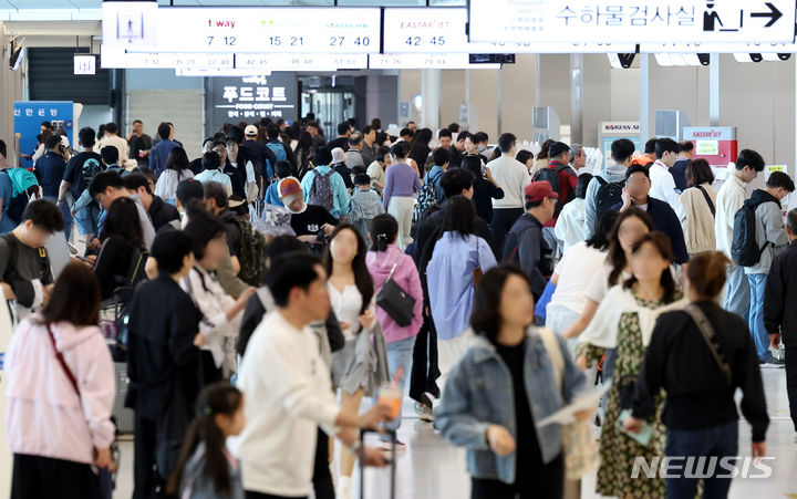 [서울=뉴시스] 추상철 기자 = 어린이날 연휴를 하루 앞둔 3일 오전 서울 강서구 김포공항 국내선 발권창구 앞이 여행객들로 붐비고 있다. 2024.05.03. scchoo@newsis.com