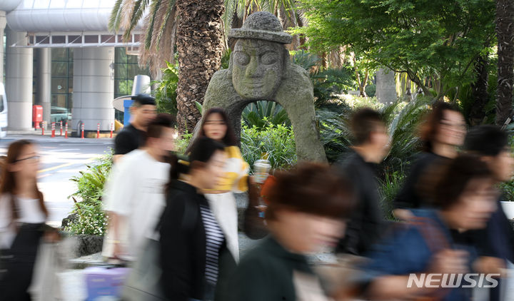 [제주=뉴시스] 우장호 기자 = 제주국제공항 1층 도착장이 가족과 연인, 친구들과 제주를 찾은 관광객들의 발걸음으로 붐비고 있다. 2024.05.03. woo1223@newsis.com