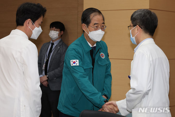 [고양=뉴시스] 김명원 기자 = 한덕수 국무총리가 3일 오전 경기 고양시 국립암센터를 찾아 의사집단행동 대비 현장점검에 나선 가운데 국립암센터 현황보고와 간담회에 앞서 참석자들과 인사하고 있다. 2024.05.03. kmx1105@newsis.com