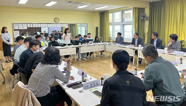 [광주=뉴시스] 광주 금호초등학교에서 '찾아가는 시민권익위원회'. (사진=광주시청 제공). photo@newsis.com *재판매 및 DB 금지