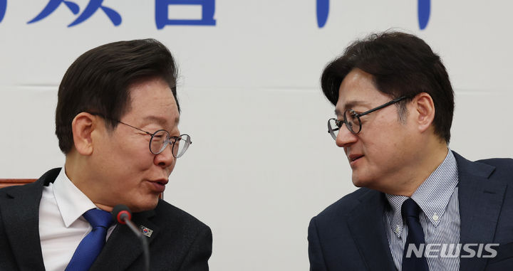 [서울=뉴시스] 고승민 기자 = 더불어민주당 이재명 대표와 홍익표 원내대표가 3일 서울 여의도 국회에서 열린 최고위원회의에서 대화하고 있다. 2024.05.03. kkssmm99@newsis.com