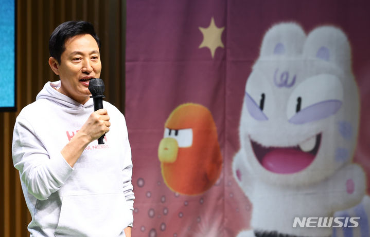 [서울=뉴시스] 황준선 기자 = 오세훈 서울시장이 3일 오전 서울 중구 서울시청에서 열린 제102회 어린이날 기념행사에서 인사말을 하고 있다. 2024.05.03. hwang@newsis.com