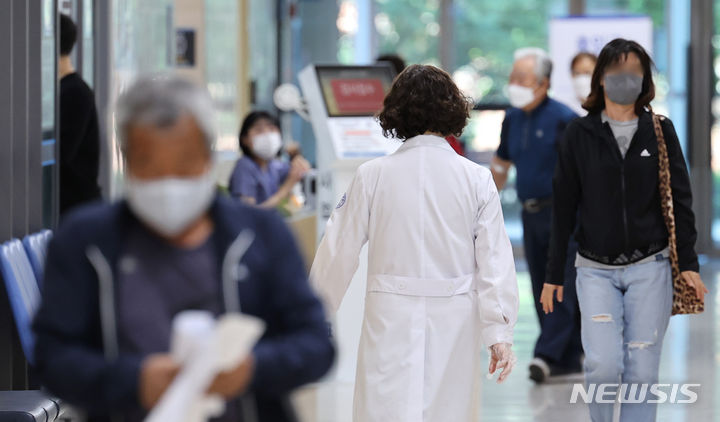 [대구=뉴시스] 이무열 기자 = 대구 달서구 계명대학교 동산병원의 일부 교수들이 휴진을 예고한 3일 병원에서 의료진이 이동하고 있다. 2024.05.03. lmy@newsis.com