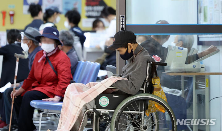 [대구=뉴시스] 이무열 기자 = 대구의 한 대학병원에서 환자들이 진료를 받기 위해 순서를 기다리고 있다. 2024.06.17. lmy@newsis.com