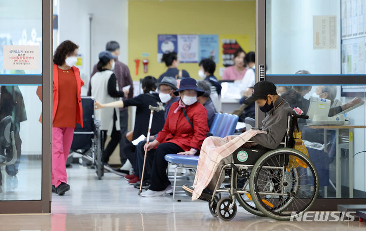 [대구=뉴시스] 이무열 기자 = 대구 달서구 계명대학교 동산병원의 일부 교수들이 휴진을 예고한 3일 대학병원 내 환자들이 진료를 받기 위해 순서를 기다리고 있다. 2024.05.03. lmy@newsis.com