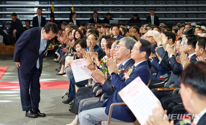 [서울=뉴시스] 전신 기자 = 윤석열 대통령이 3일 서울 중구 장충체육관에서 열린 제52회 어버이날 기념식에서 참석 어르신들을 향해 인사하고 있다. 2024.05.03. photo1006@newsis.com