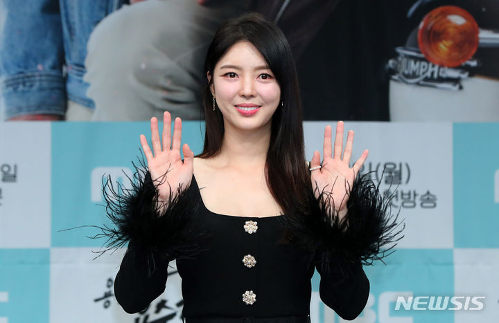 [서울=뉴시스] 김혜진 기자 = 배우 엄현경이 3일 오후 서울 마포구 MBC 사옥에서 열린 MBC 새 일일드라마 '용감무쌍 용수정' 제작발표회에서 포즈를 취하고 있다. 2024.05.03. jini@newsis.com