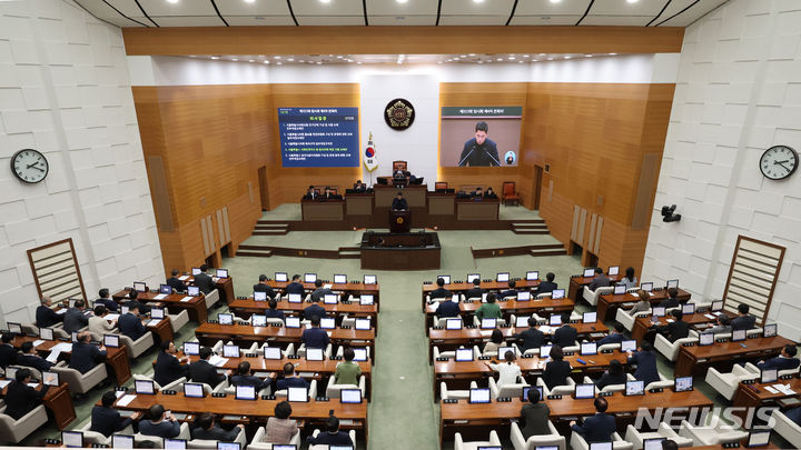 [서울=뉴시스] 황준선 기자 = 3일 오후 서울 중구 서울시의회에서 제323회 임시회 제4차 본회의가 열리고 있다. 2024.05.03. hwang@newsis.com