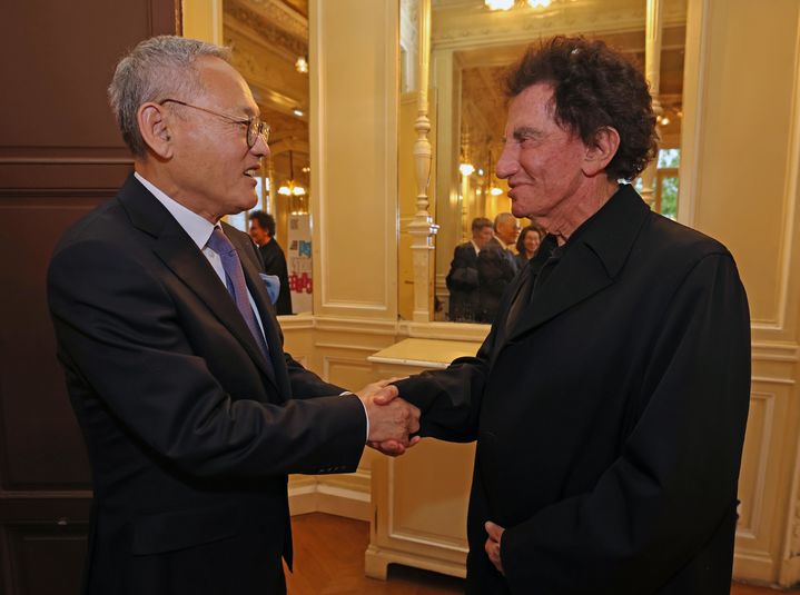 [서울=뉴시스] 유인촌 문화체육관광부 장관이 2일(현지시각) 프랑스 파리 샤틀레 극장에서 열린 '2024 파리 코리아시즌 개막공연 리셉션'에서 자크 랑 전 프랑스 문화부 장관과 인사를 나누고 있다. (사진=문화체육관광부 제공) 2024.05.03. photo@newsis.com *재판매 및 DB 금지