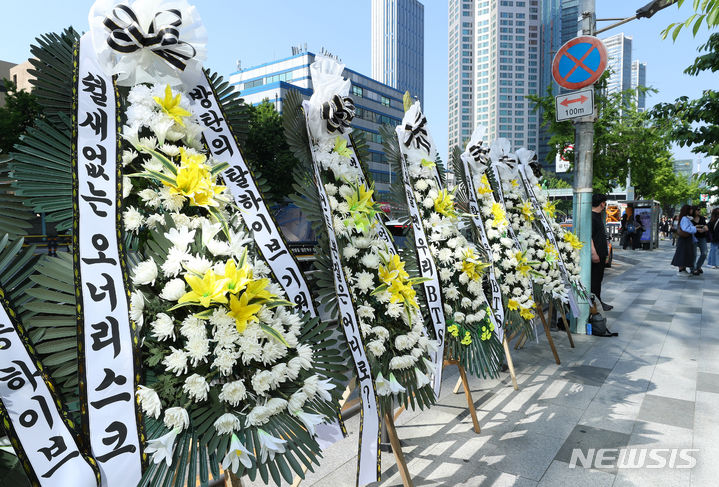 [서울=뉴시스] 김혜진 기자 = 3일 서울 용산구 하이브 사옥 앞에 소속사의 대응을 비판하고 방탄소년단을 지지하는 근조화환이 놓여 있다. 2024.05.03. jini@newsis.com