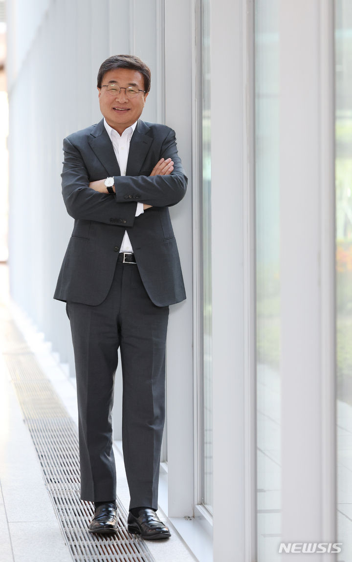 [서울=뉴시스] 고승민 기자 = 김대식 국민의힘 국회의원 당선인이 서울 여의도 국회 소통관에서 뉴시스와 인터뷰 전 포즈를 취하고 있다. 2024.05.03. kkssmm99@newsis.com