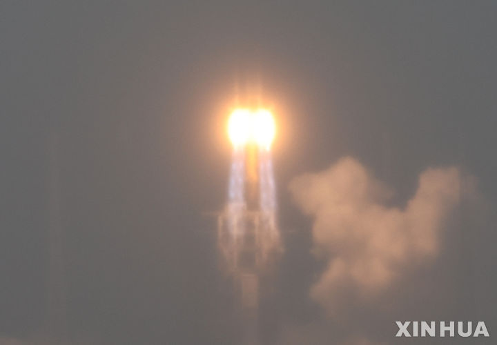 [원창=신화/뉴시스] 중국이 세계 최초로 달 뒷면의 토양 샘플을 채취해 지구로 가져오는 임무를 수행 중인 무인 달 탐사선 ‘창어 6호’가 5월 8일 달 궤도에 진입했고 6월 2일 달 뒤편 지표면에 착륙했다. 사진은 중국 하이난성 원창우주발사장에서 창어 6호가 지난 달 3일 운반로켓 창정 5호 야오-8에 실려 발사되는 모습. 2024.06.02 