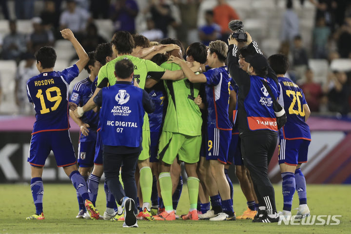 [도하=AP/뉴시스] 2024 아시아축구연맹(AFC) U-23 아시안컵에서 우승을 달성한 일본. 2024. 5. 3.