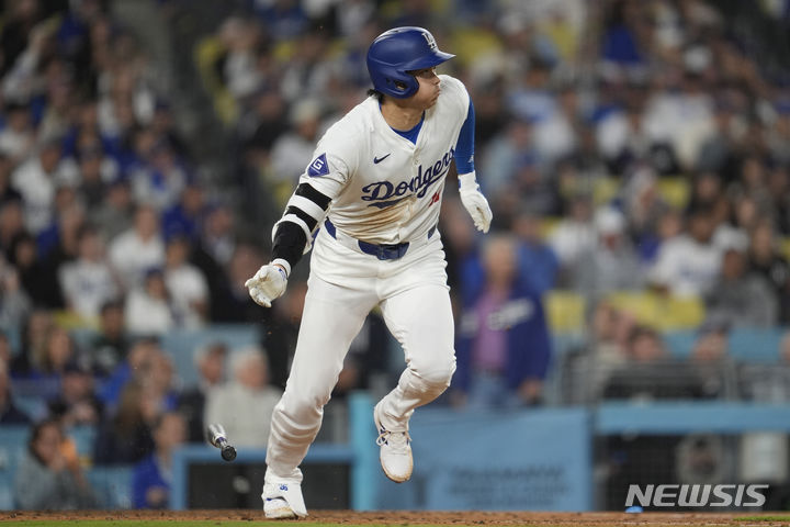 [로스앤젤레스=AP/뉴시스] LA 다저스의 오타니 쇼헤이가 4일(한국시각) 미국 캘리포니아주 로스앤젤레스의 다저스타디움에서 열린 2024 메이저리그(MLB) 애틀랜타 브레이브스와의 경기에서 연장 10회말 안타를 치고 있다. 2024.05.04