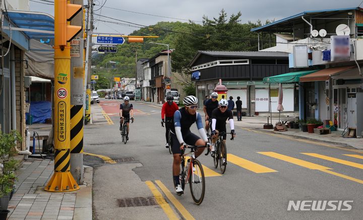 [보은=뉴시스] 서주영 기자 = 지난 3일 충북 보은군 회인면에서 자전거를 탄 시민들이 마을을 지나고 있다 *재판매 및 DB 금지