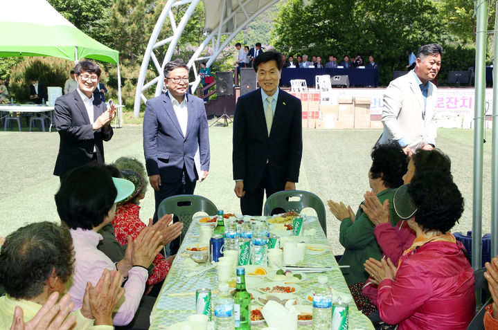 [밀양=뉴시스] 안병구 시장이 산내면민 경로잔치에서 어르신들과 인사를 나누고 있다. (사진=밀양시 제공) 2024.05.04. photo@newsis.com&nbsp; *재판매 및 DB 금지