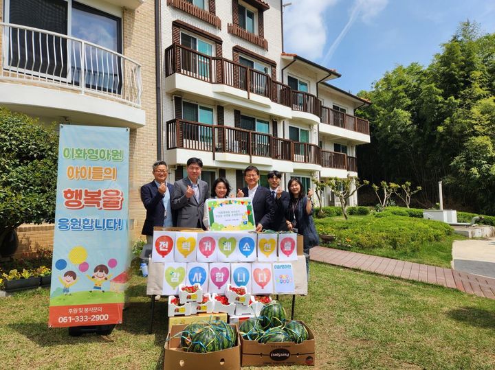 [세종=뉴시스]이화영아원 사랑의 간식 나누기 행사 사진이다. 왼쪽부터 채영진 기획처장, 곽지섭 우리노조위원장, 기세순 이화영아원 원장, 정동희 이사장, 정태환 사원, 노희정 과장이다. (사진=전력거래소 제공) *재판매 및 DB 금지