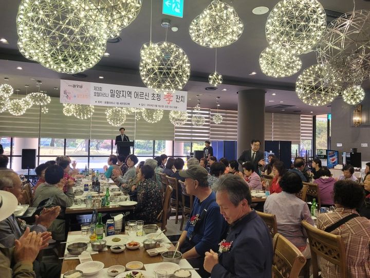 [밀양=뉴시스] 안병구 시장이 호텔아리나 어르신 초청 효잔치에서 인사말을 하고 있다. (사진=밀양시 제공) 2024.05.04. photo@newsis.com&nbsp; *재판매 및 DB 금지