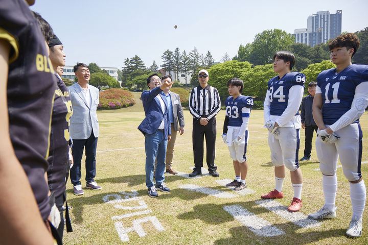 [수원=뉴시스] 김동연 경기도지사가 4일 오전 경기도인재개발원 운동장에서 열린 '제1회 경기도지사배 대학미식축구 춘계선수권 대회' 개회식에서 코인토스를 하고 있다. (사진=경기도 제공) 2024.05.04. photo@newsis.com *재판매 및 DB 금지