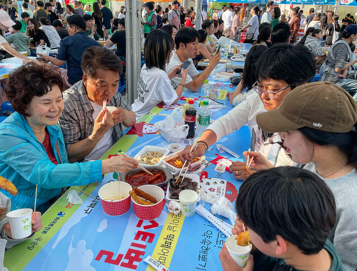 [대구=뉴시스] 정재익 기자 = 제4회 떡볶이 페스티벌 모습. (사진=뉴시스 DB) *재판매 및 DB 금지