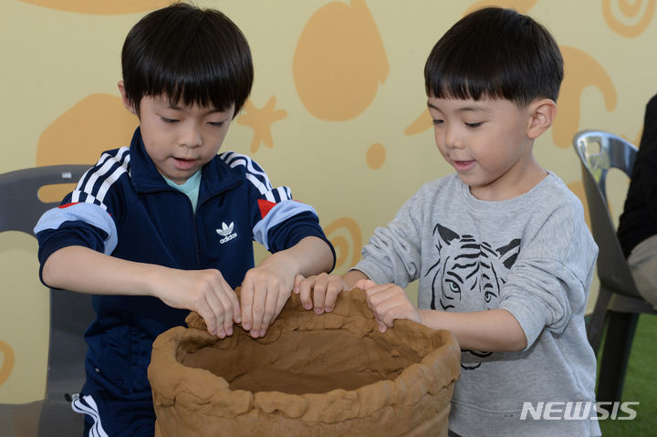 [울산=뉴시스] 배병수 기자 = 2024 울산 옹기축제가 열리고 있는 4일 오전 울주군 외고산 옹기마을 문화박물관앞에서 어린이들이 찰흙으로 만들기 놀이를 하고 있다. 2024.05.04. bbs@newsis.com.