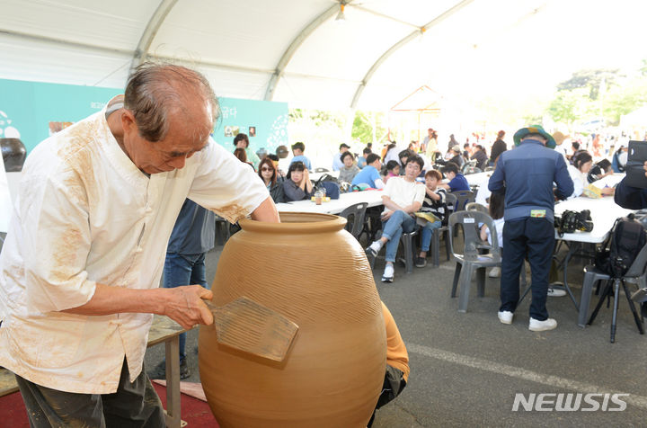 [울산=뉴시스] 배병수 기자 = 2024 울산 옹기축제가 열리고 있는 4일 오전 울주군 외고산 옹기마을 문화박물관앞에서 배영화 옹기장인이 옹기제작 시연회를 하고 있다. 2024.05.04. bbs@newsis.com.