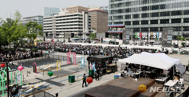 [서울=뉴시스] 김진아 기자 = 4일 오후 서울 종로구 광화문광장에서 열린 서울페스타 2024 '서울 로드 쇼'에서 관객들이 공연을 즐기고 있다. 2024.05.04. bluesoda@newsis.com