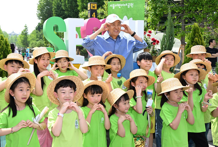 [서울=뉴시스] 황준선 기자 = 오세훈 서울시장이 지난해 5월 4일 서울 광진구 어린이대공원에서 열린 2024 어린이날 GO! 페스티벌에서 정원 꾸미기 행사에 참석한 어린이들과 기념촬영 하고 있다. (사진=서울시 제공) 2024.05.04. photo@newsis.com *재판매 및 DB 금지