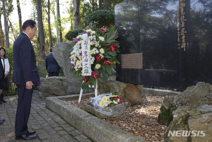 [상파울라=AP/뉴시스]브라질 정부가 세계 2차대전 당시 일본계 이민자들을 박해한 데 대해 사과할 의향이라고 일본 요미우리신문이 23일 보도했다. 기시다 후미오 일본 총리가 지난 4일 브라질 상파울루 이비라푸에라 공원 일본관에서 일본 초기 이민자들을 기리기 위해 꽃을 헌화하고 있다. 2024.05.23.