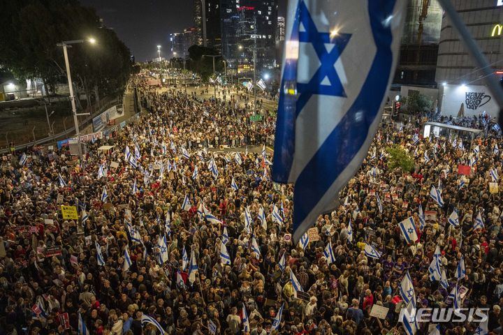 [텔아비브=AP/뉴시스] 가자지구 휴전협상이 난항을 겪는 가운데 지난 4일(현지시각) 이스라엘 수도 텔아비브에 시민 수천 명이 모여 인질 석방 협상 타결과 베냐민 네타냐후 총리 퇴진을 요구하는 시위를 벌이고 있다. 2024.05.07. 