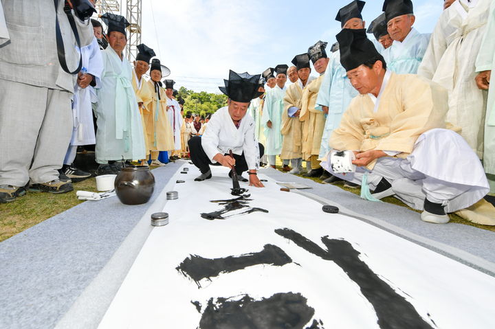 '2024 영주 선비문화축제' 고유제에서 퍼포먼스가 펼쳐지고 있다. (사진=영주시 제공) *재판매 및 DB 금지