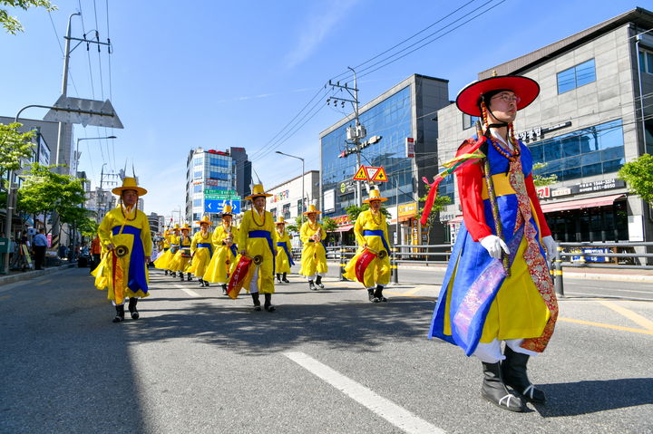 [영주=뉴시스] '2024 영주 선비문화축제'에서 '전국팔도 선비퍼레이드'가 진행되고 있다. (사진=영주시 제공) *재판매 및 DB 금지
