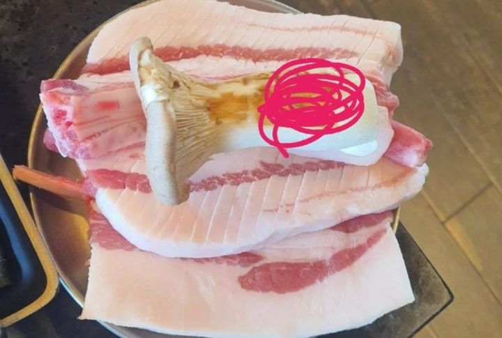 [서울=뉴시스] 최근 제주 지역의 한 고깃집에서 비계가 많은 고기를 먹었다는 경험담이 나온 데 이어 한 관광객이 제주의 또 다른 고깃집에서 먹은 특수부위 고기에도 비계가 많았다며 사연을 전했다.(사진=보배드림 캡처) *재판매 및 DB 금지