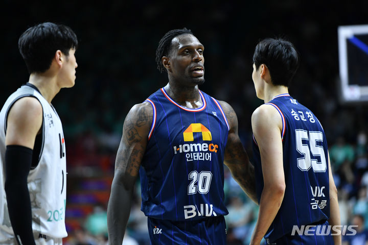 [서울=뉴시스]프로농구 KCC 라건아. (사진=KBL 제공)