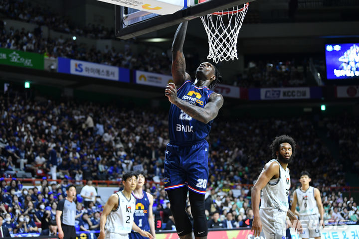 [서울=뉴시스]프로농구 KCC 라건아. (사진=KBL 제공)