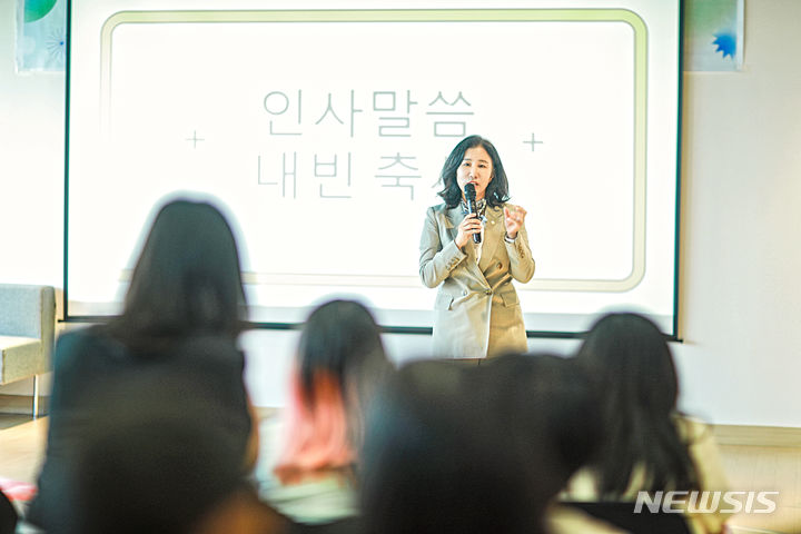 [화성=뉴시스] 김경희 화성시의회 의장이 3일 청소년 놀터 솜사탕 새솔점 개소식에서 축사하고 있다.(사진=화성시의회 제공)2024.05.05.photo@newsis.com