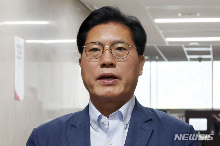 [서울=뉴시스] 조성우 기자 = 송석준 국민의힘 의원이 5일 오전 서울 여의도 국회 국민의힘 원내행정국에 원내대표 선출 후보자 등록 서류를 접수한 뒤 소감을 말하고 있다. 2024.05.05. xconfind@newsis.com