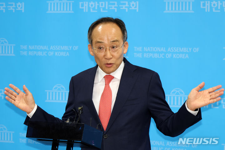 [서울=뉴시스] 조성우 기자 = 추경호 국민의힘 의원이 5일 오전 서울 여의도 국회 소통관에서 원내대표 선거 출마 기자회견을 한 뒤 취재진 질문에 답하고 있다. 2024.05.05. xconfind@newsis.com