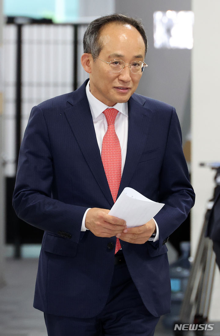 [서울=뉴시스] 조성우 기자 = 추경호 국민의힘 의원이 5일 오전 서울 여의도 국회 소통관에서 원내대표 선거 출마 기자회견을 위해 회견장으로 들어서고 있다. 2024.05.05. xconfind@newsis.com