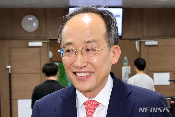 [서울=뉴시스] 조성우 기자 = 추경호 국민의힘 의원이 5일 오전 서울 여의도 국회 소통관에서 원내대표 선거 출마 기자회견을 한 뒤 회견장을 나서고 있다. 2024.05.05. xconfind@newsis.com