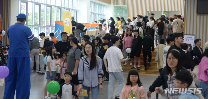 [전주=뉴시스] 김얼 기자 = 어린이날을 맞이한 5일 전북 전주시 전북특별자치도어린이창의체험관을 찾은 시민들이 부대행사를 즐기기 위해 줄지어 서 있다. 2024.05.05. pmkeul@newsis.com